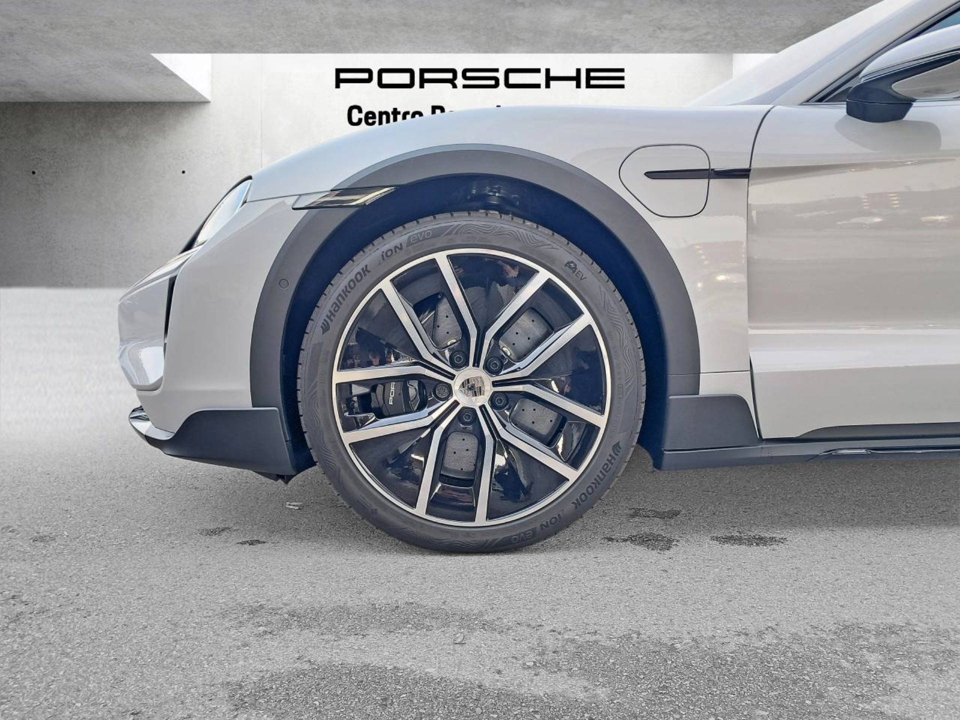 PORSCHE Taycan Turbo Cross Turismo-image-11