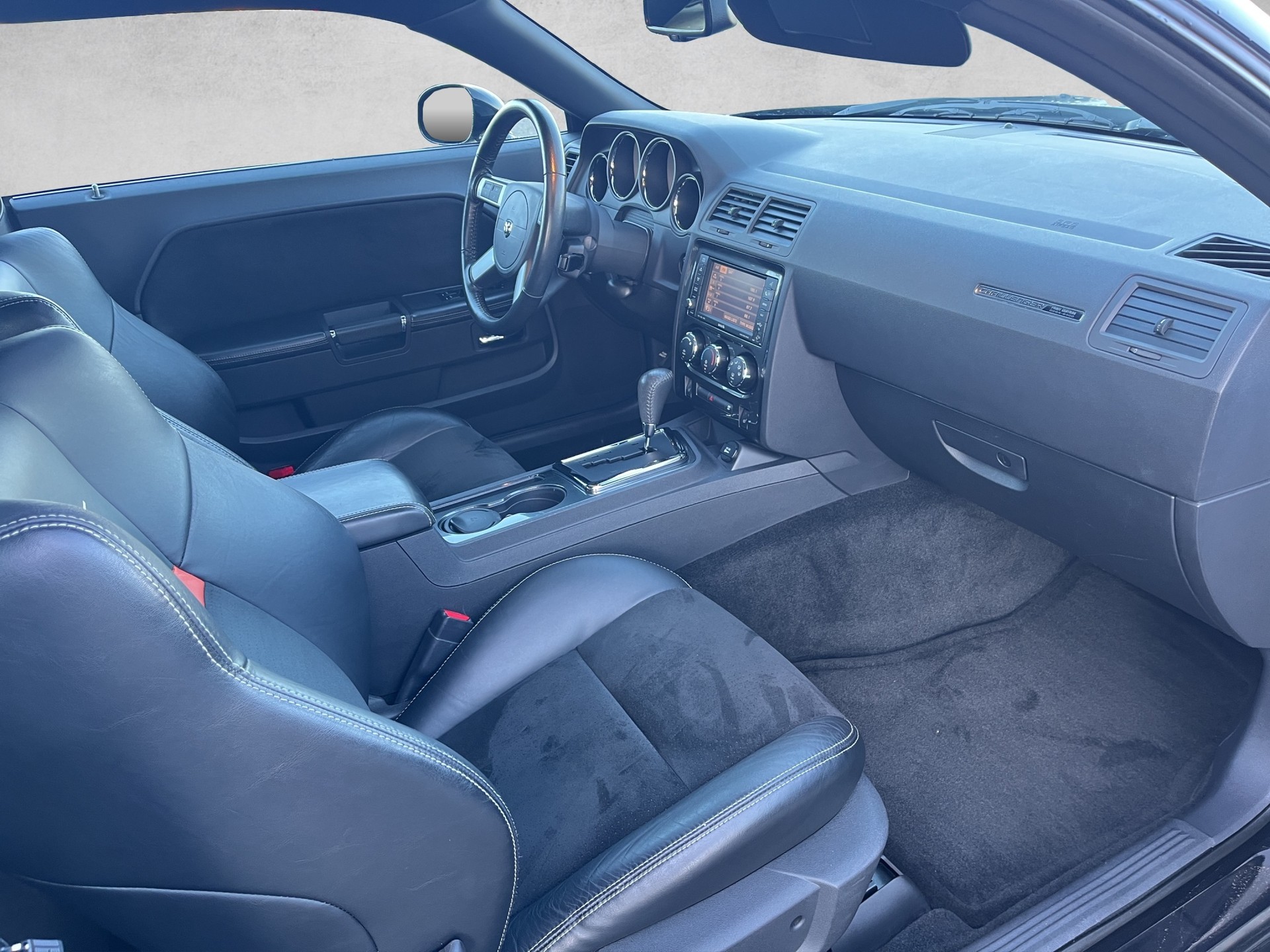 DODGE SRT8 First Edition-image-8