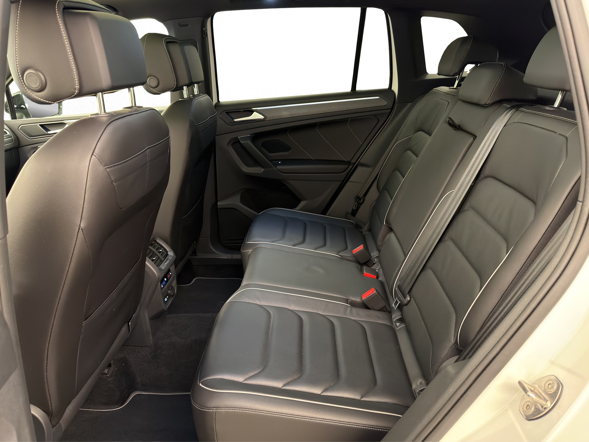 VW Tiguan 2.0 TSI R-Line DSG-image-8
