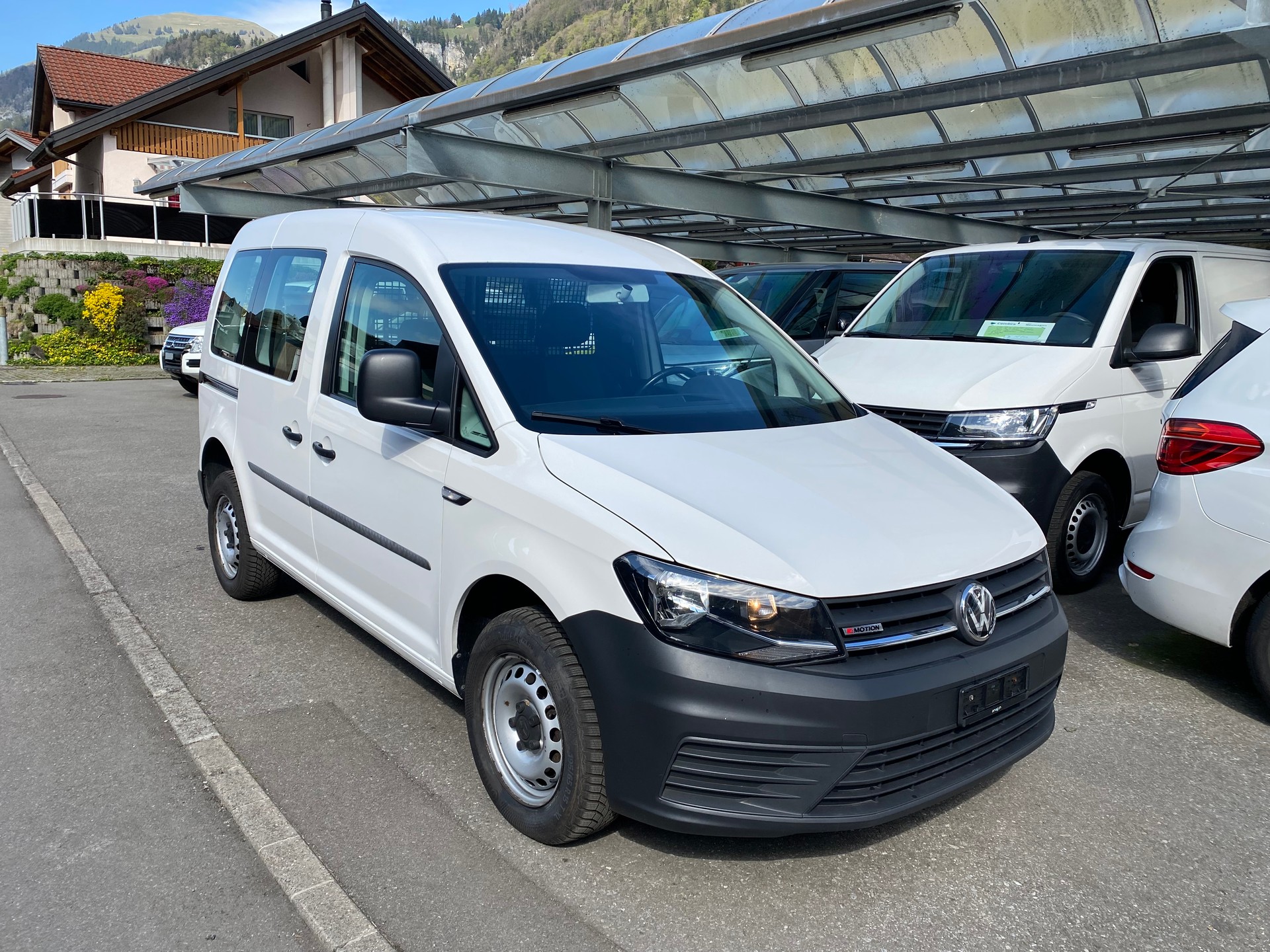 VW Caddy 2.0TDI 4Motion BlueMotion Technology-image-1
