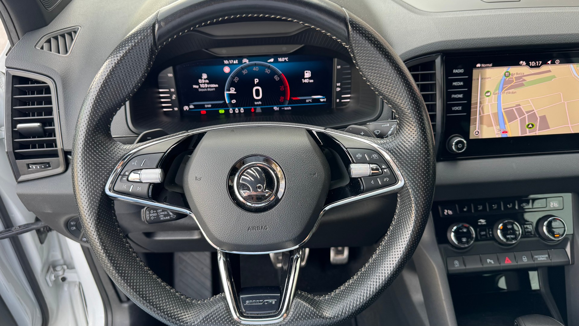 SKODA Karoq 2.0 TSI SportLine 4x4 DSG-image-16