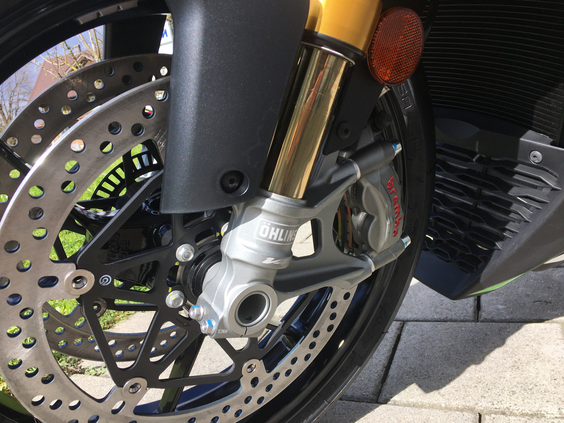 APRILIA Tuono V4 1100-showroom-element-2
