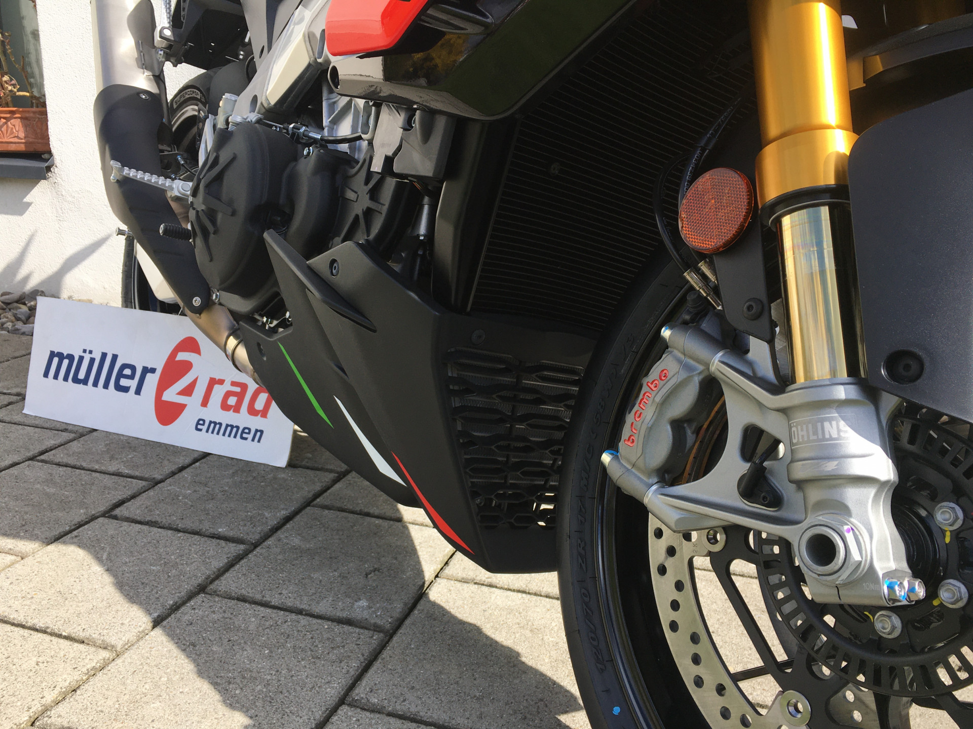 APRILIA Tuono V4 1100-showroom-element-3
