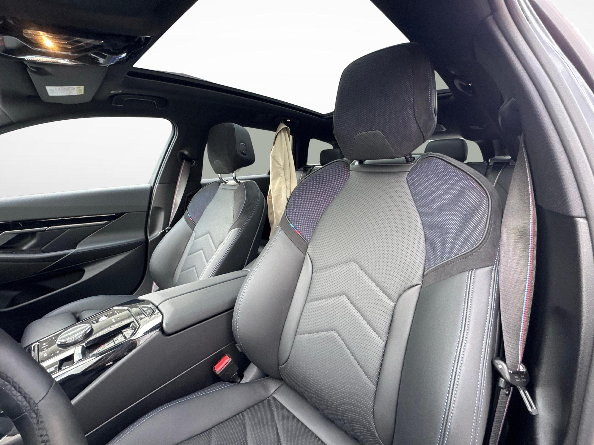 BMW 520d xDrive Touring-image-11