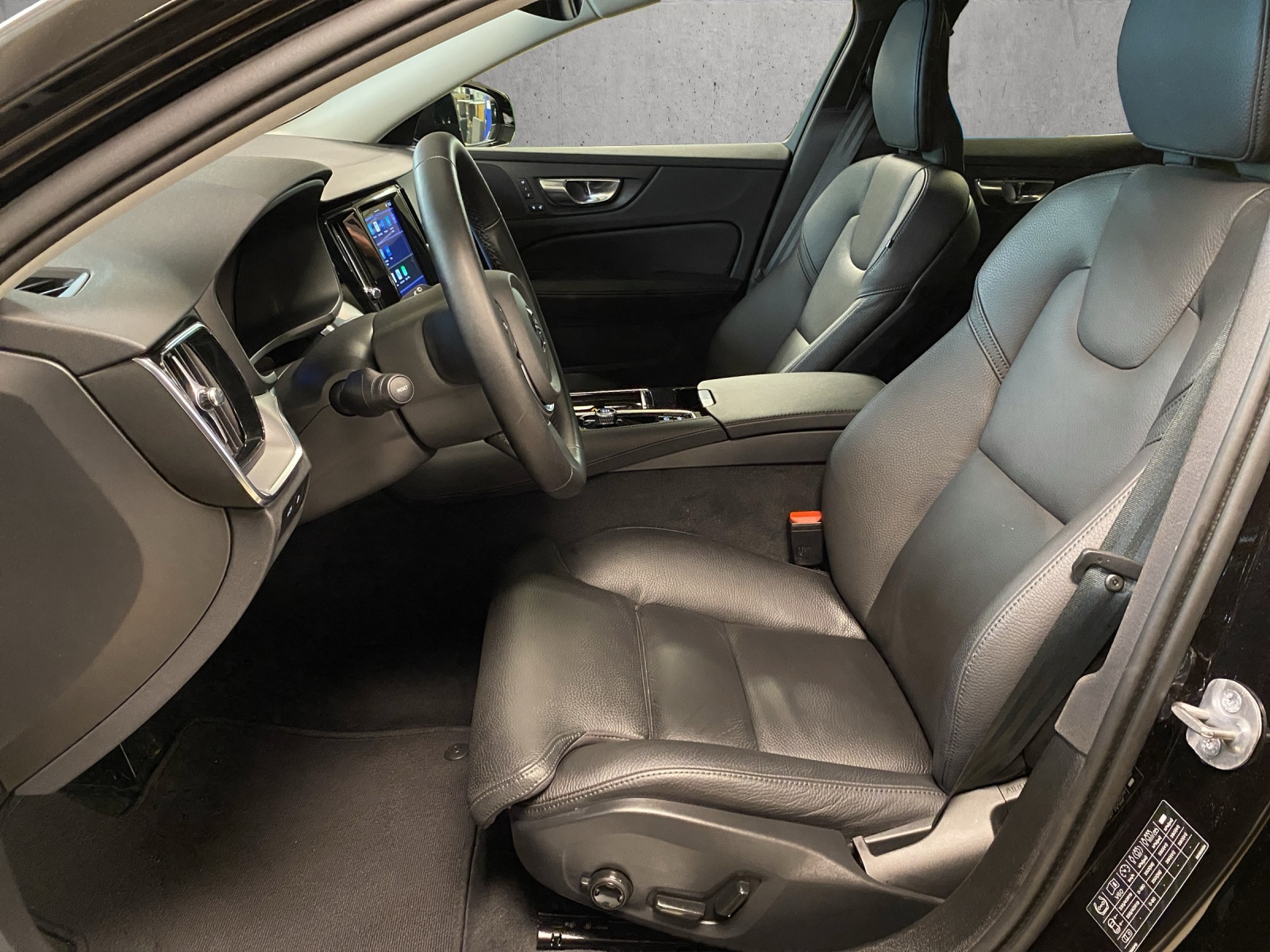 VOLVO V60 T6 eAWD Plug in Hybrid Plus Dark Geartronic-image-7