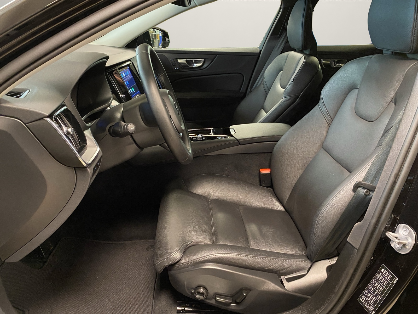VOLVO V60 T6 eAWD Plug in Hybrid Plus Dark Geartronic-image-7