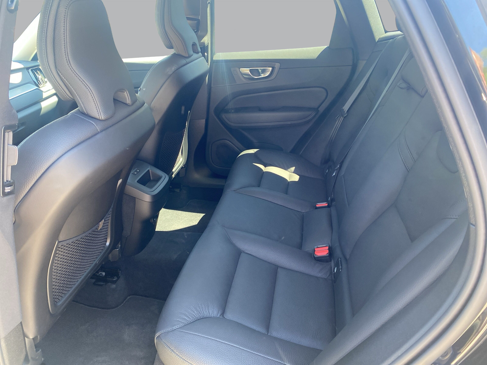 VOLVO XC60 B5 Benzin Mild Hybrid AWD Plus Dark Geartronic-image-5
