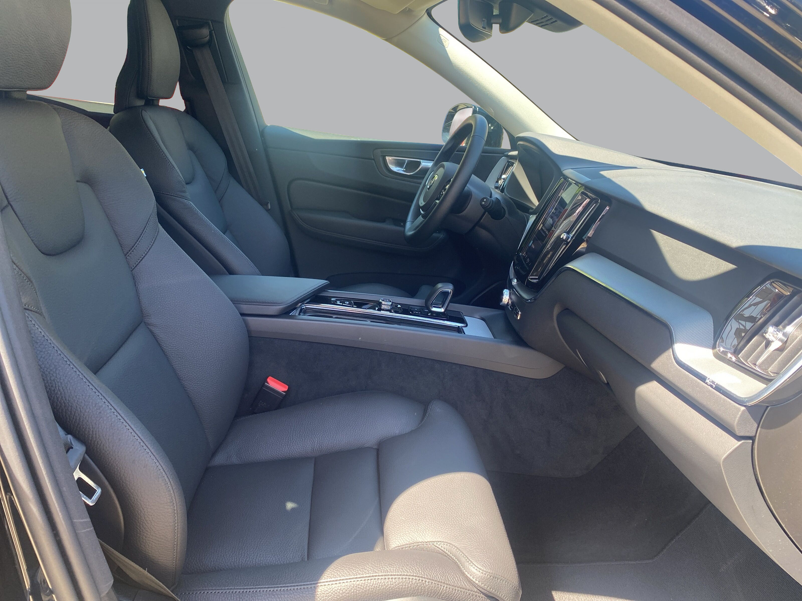 VOLVO XC60 B5 Benzin Mild Hybrid AWD Plus Dark Geartronic-image-11