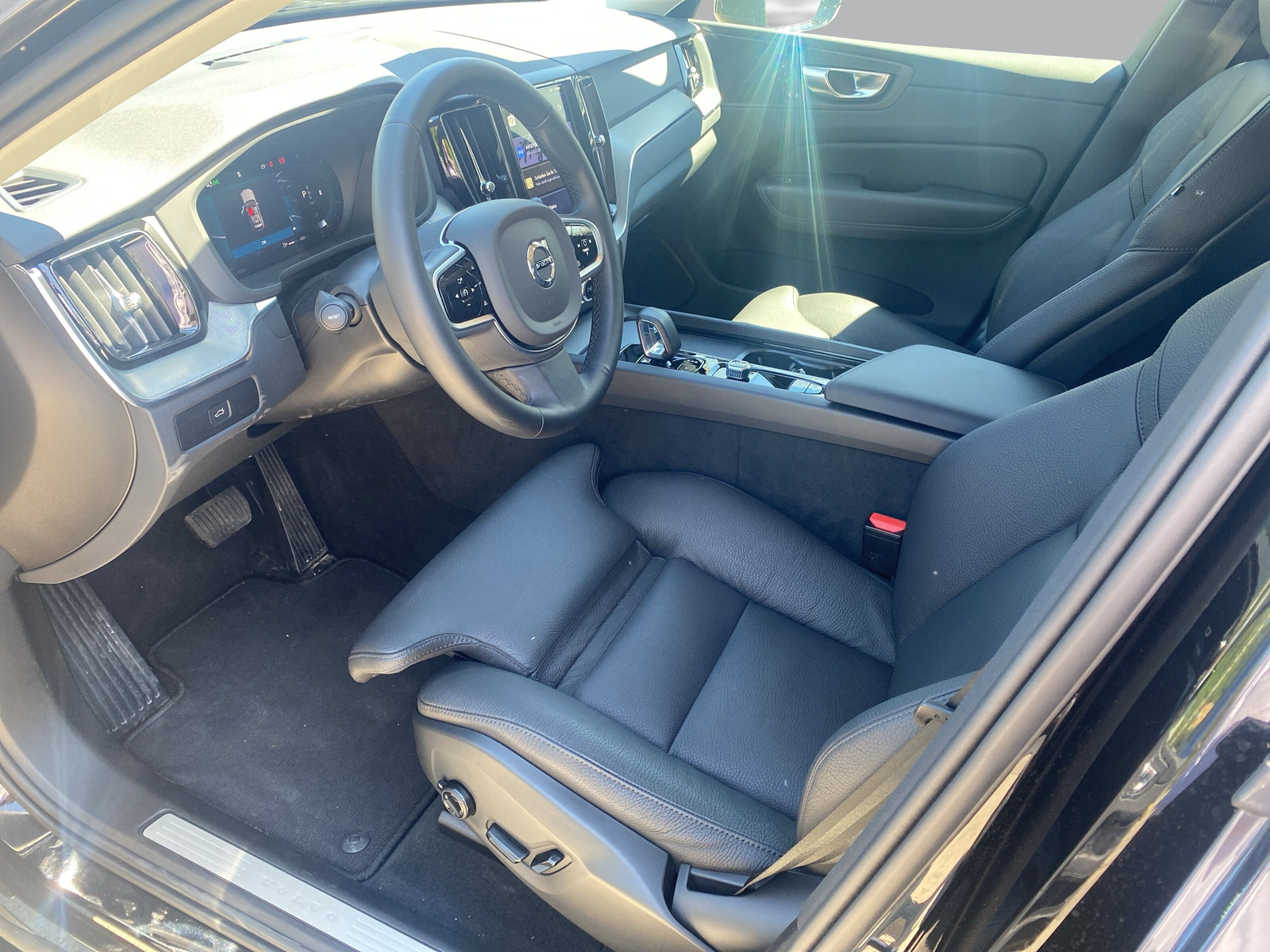 VOLVO XC60 B5 Benzin Mild Hybrid AWD Plus Dark Geartronic-image-4