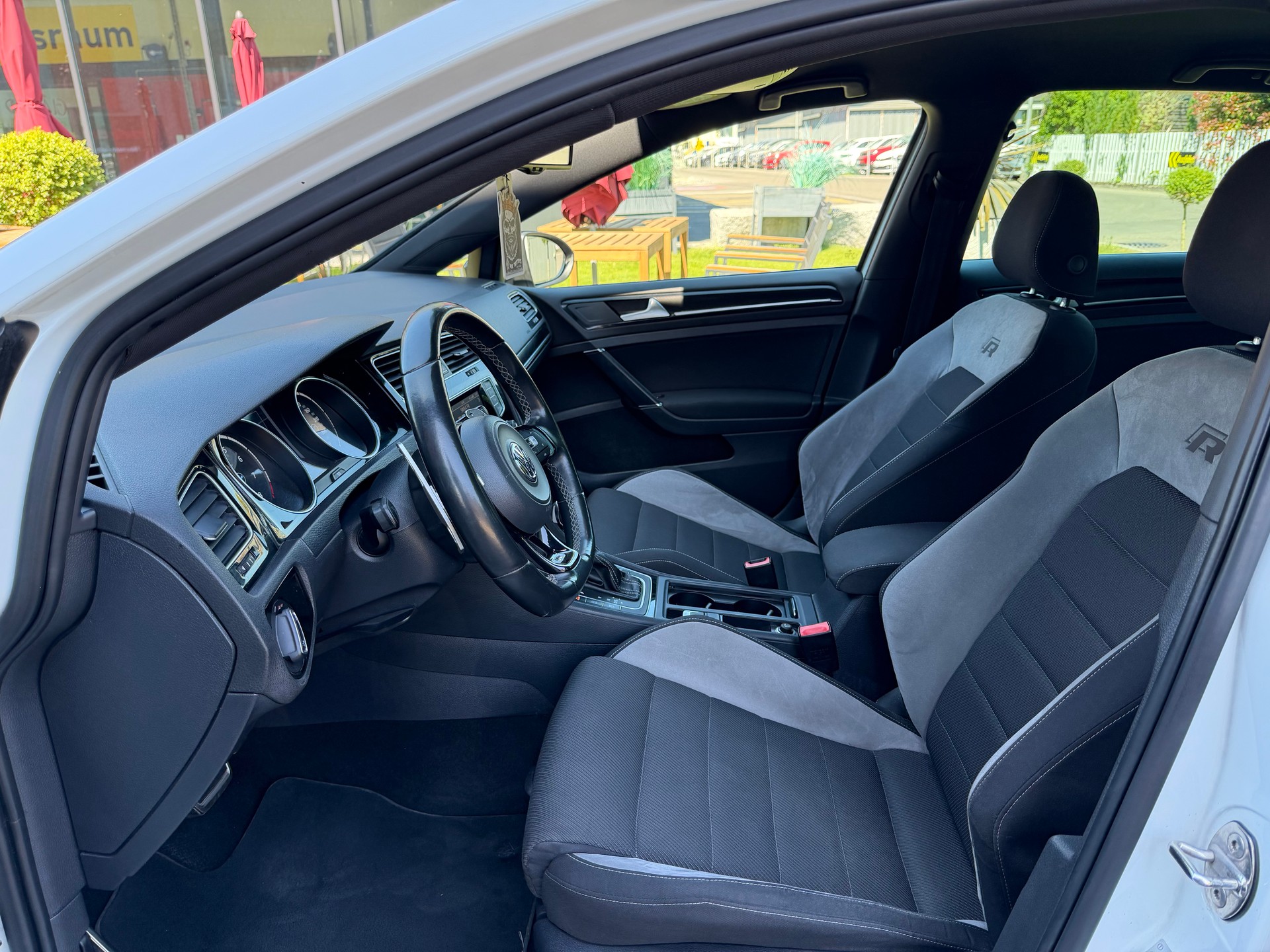 VW Golf 2.0 TSI R 4Motion DSG AIR LIFT-image-10