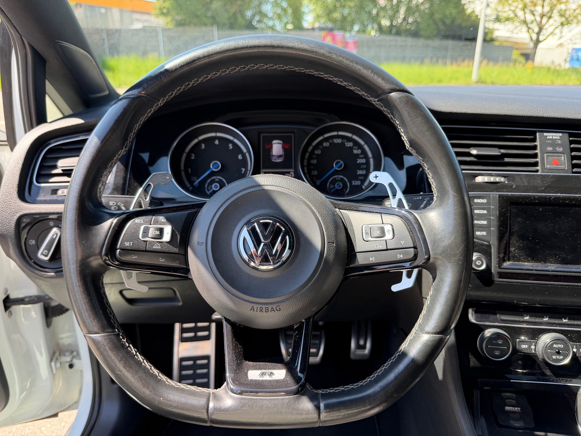 VW Golf 2.0 TSI R 4Motion DSG AIR LIFT-image-13