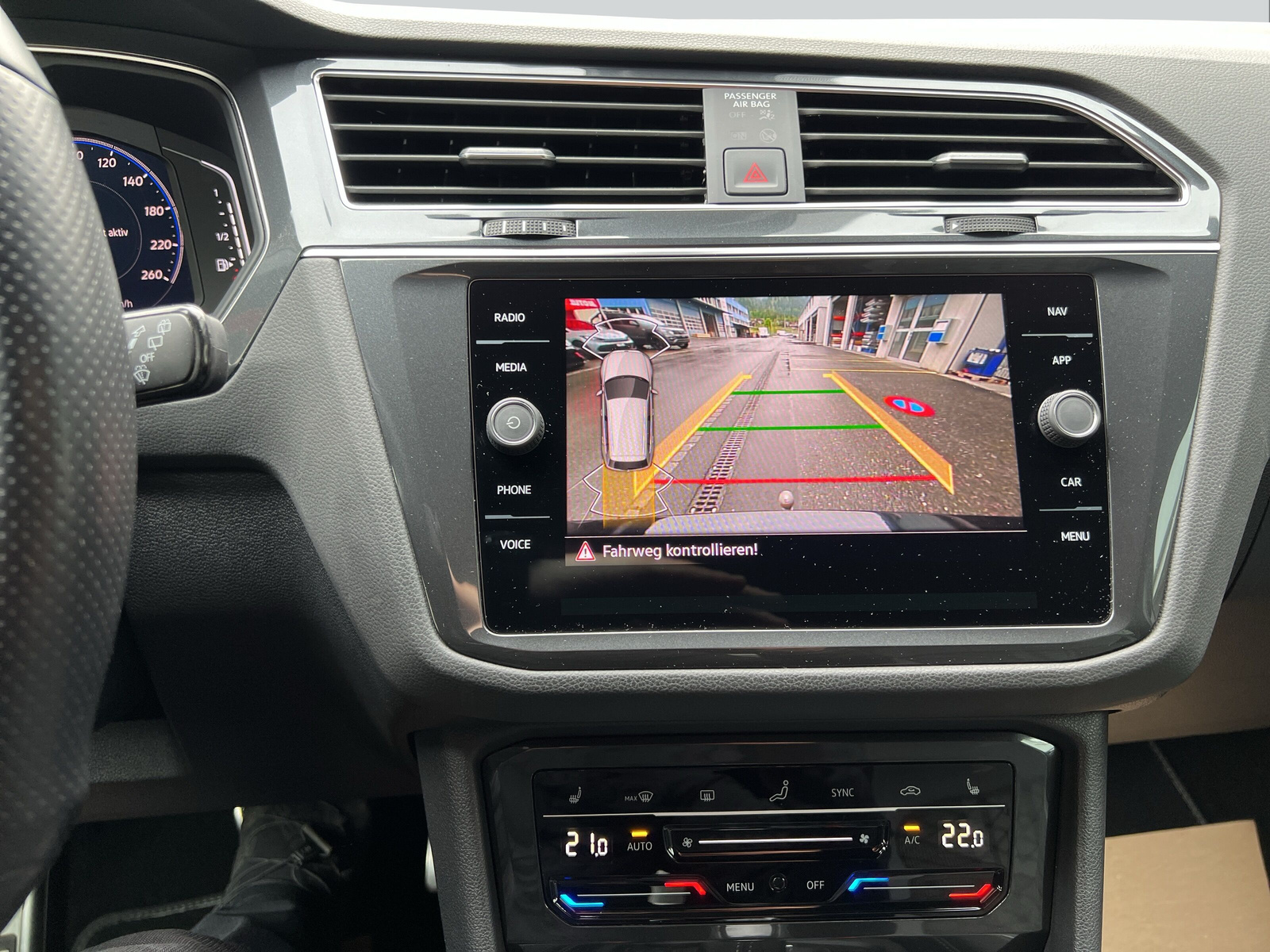 VW Tiguan 2.0 TDI SCR R-Line 4Motion DSG-image-15
