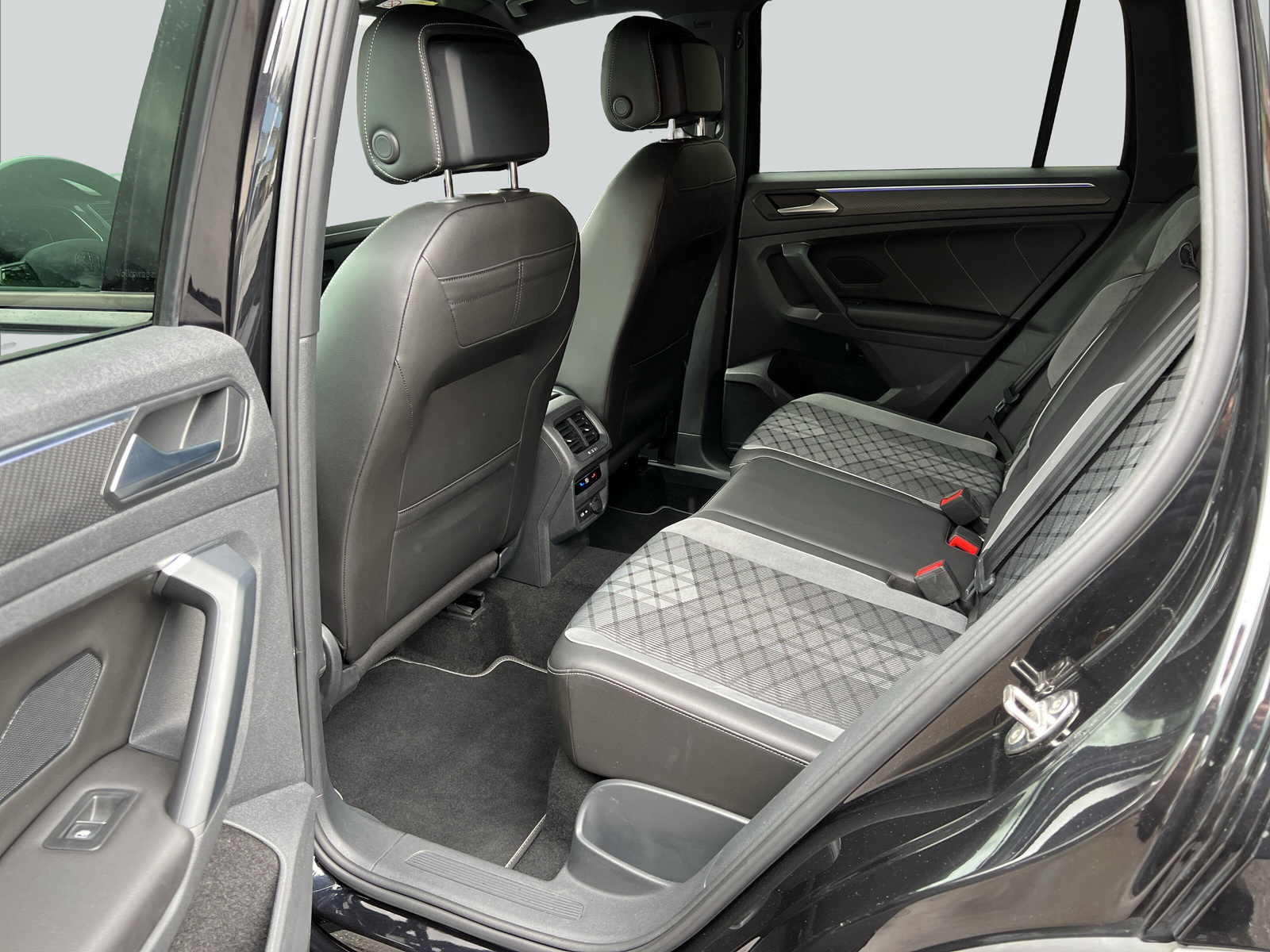 VW Tiguan 2.0 TDI SCR R-Line 4Motion DSG-image-16