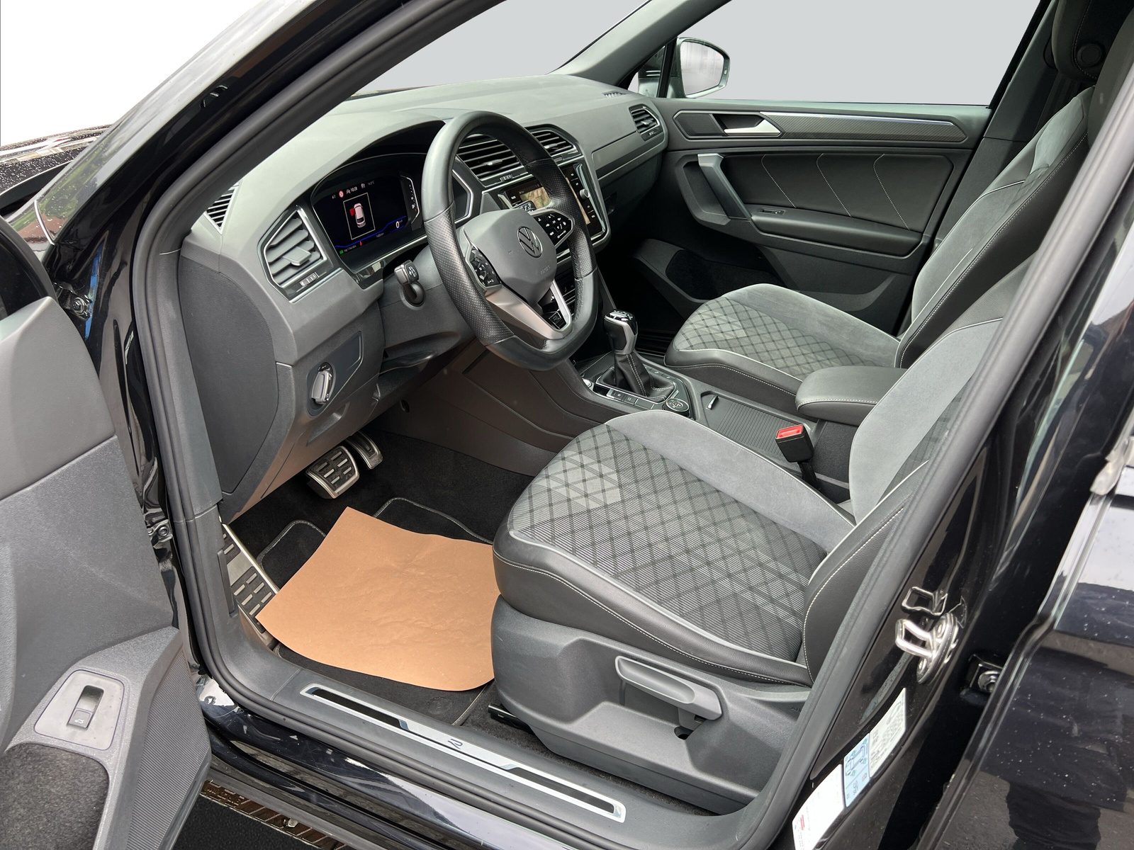 VW Tiguan 2.0 TDI SCR R-Line 4Motion DSG-image-8