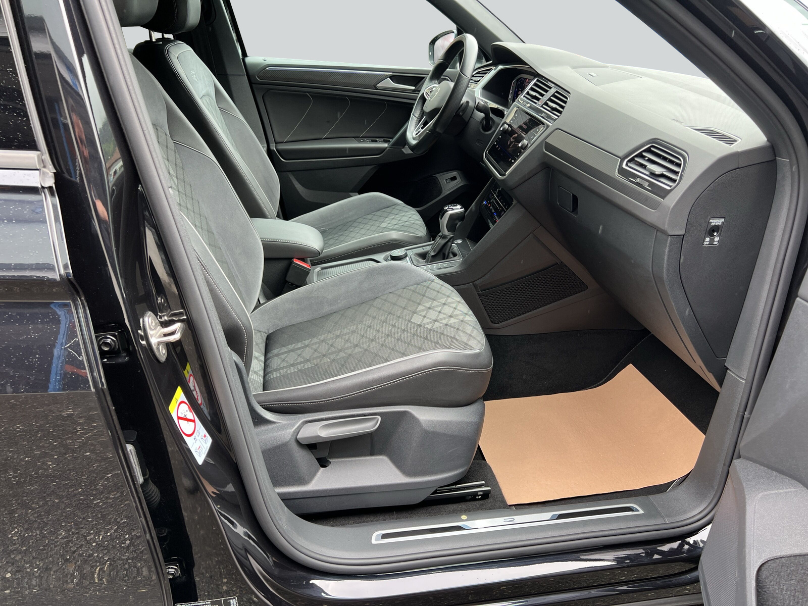 VW Tiguan 2.0 TDI SCR R-Line 4Motion DSG-image-10
