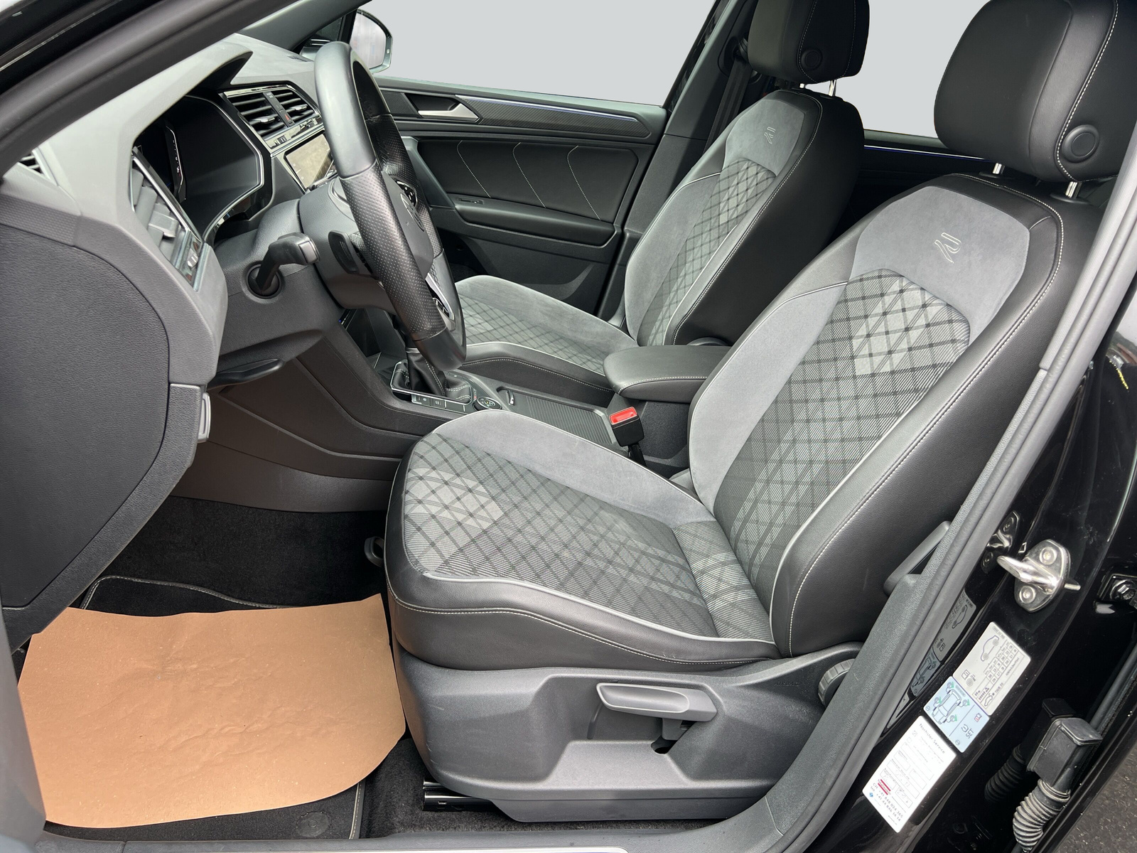 VW Tiguan 2.0 TDI SCR R-Line 4Motion DSG-image-9