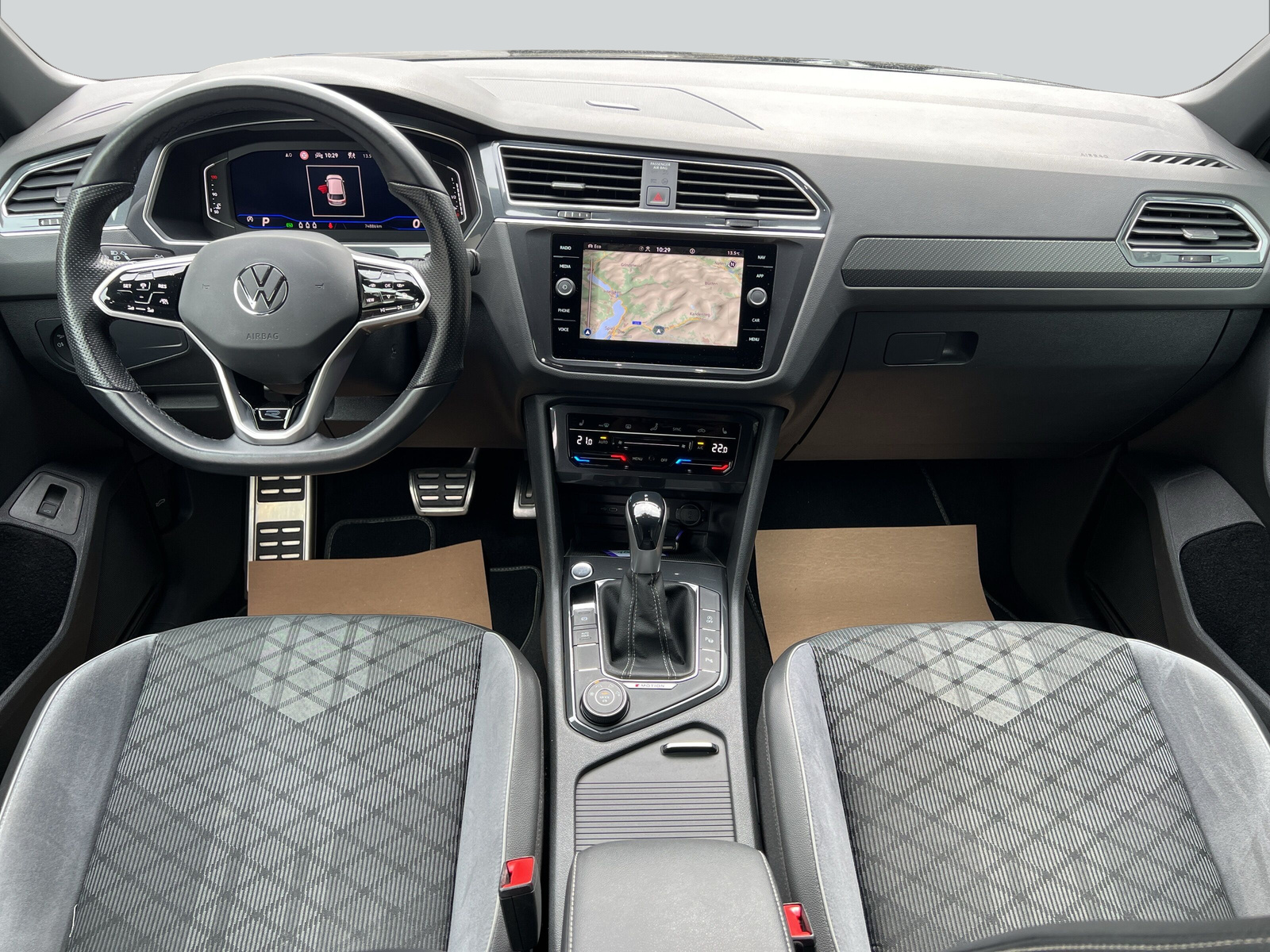 VW Tiguan 2.0 TDI SCR R-Line 4Motion DSG-image-11