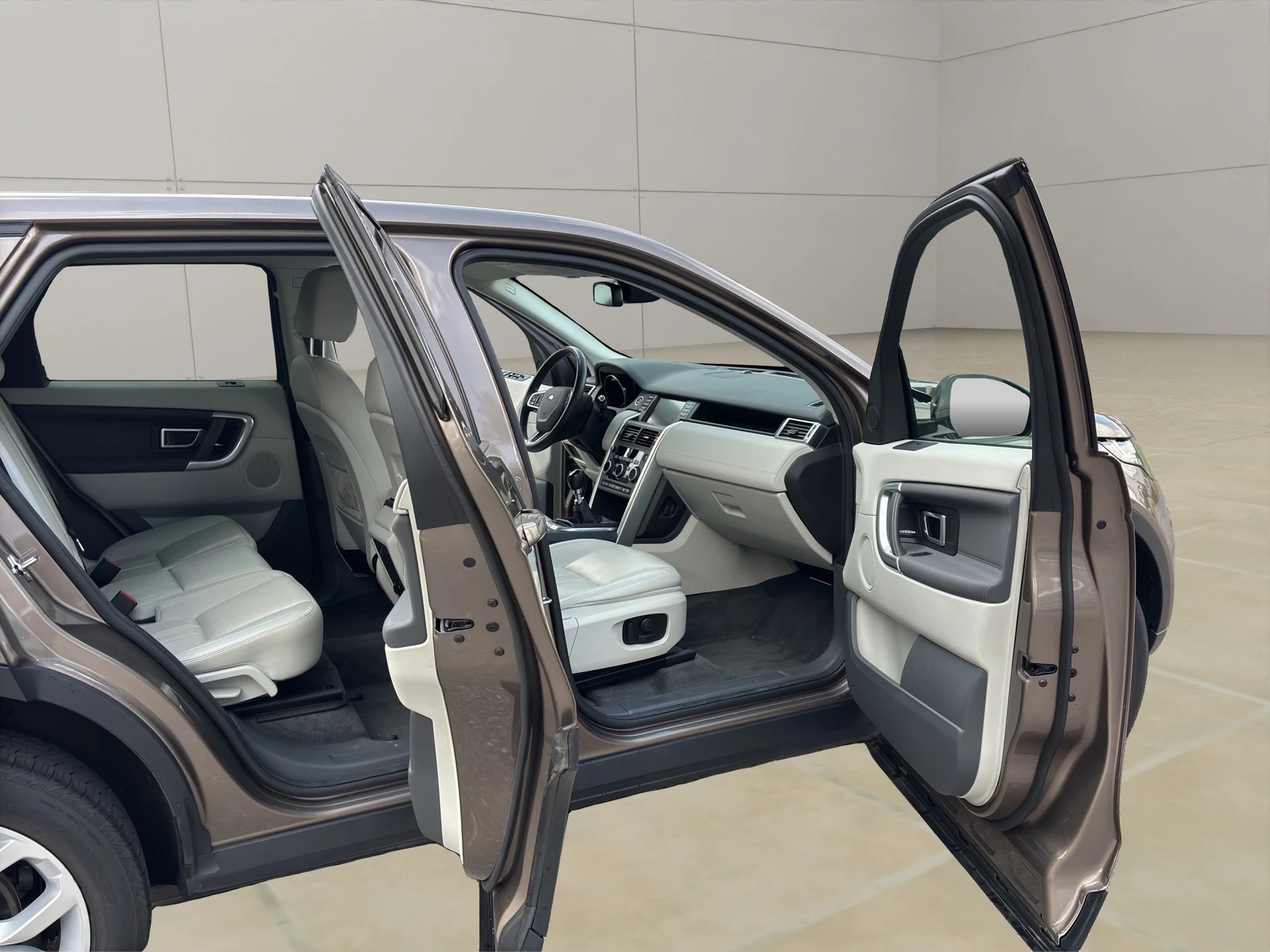 LAND ROVER Discovery Sport 2.0 TD4 HSE Luxury-image-23