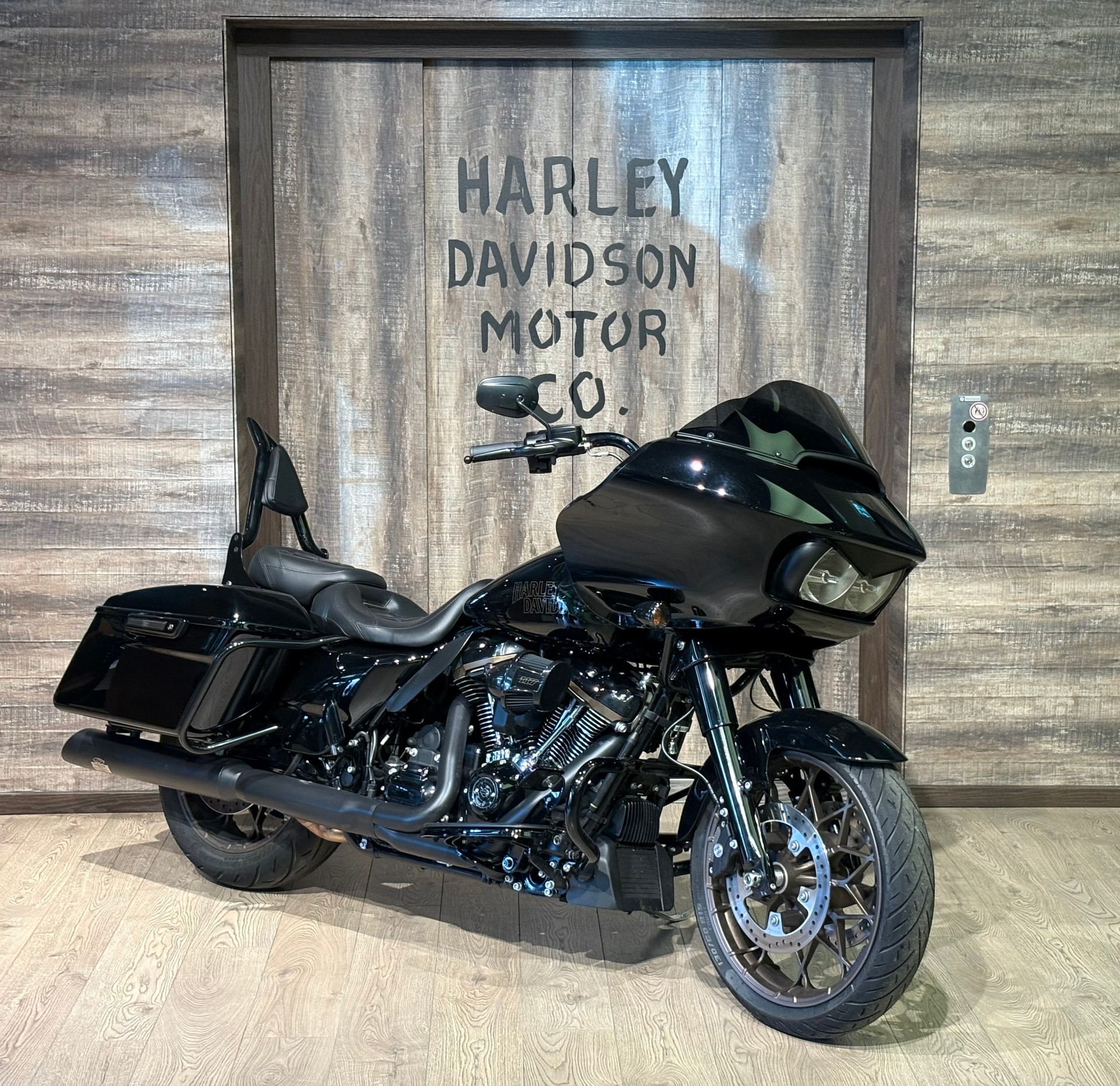 HARLEY-DAVIDSON FLTRXST Road Glide ST 117-showroom-element-1