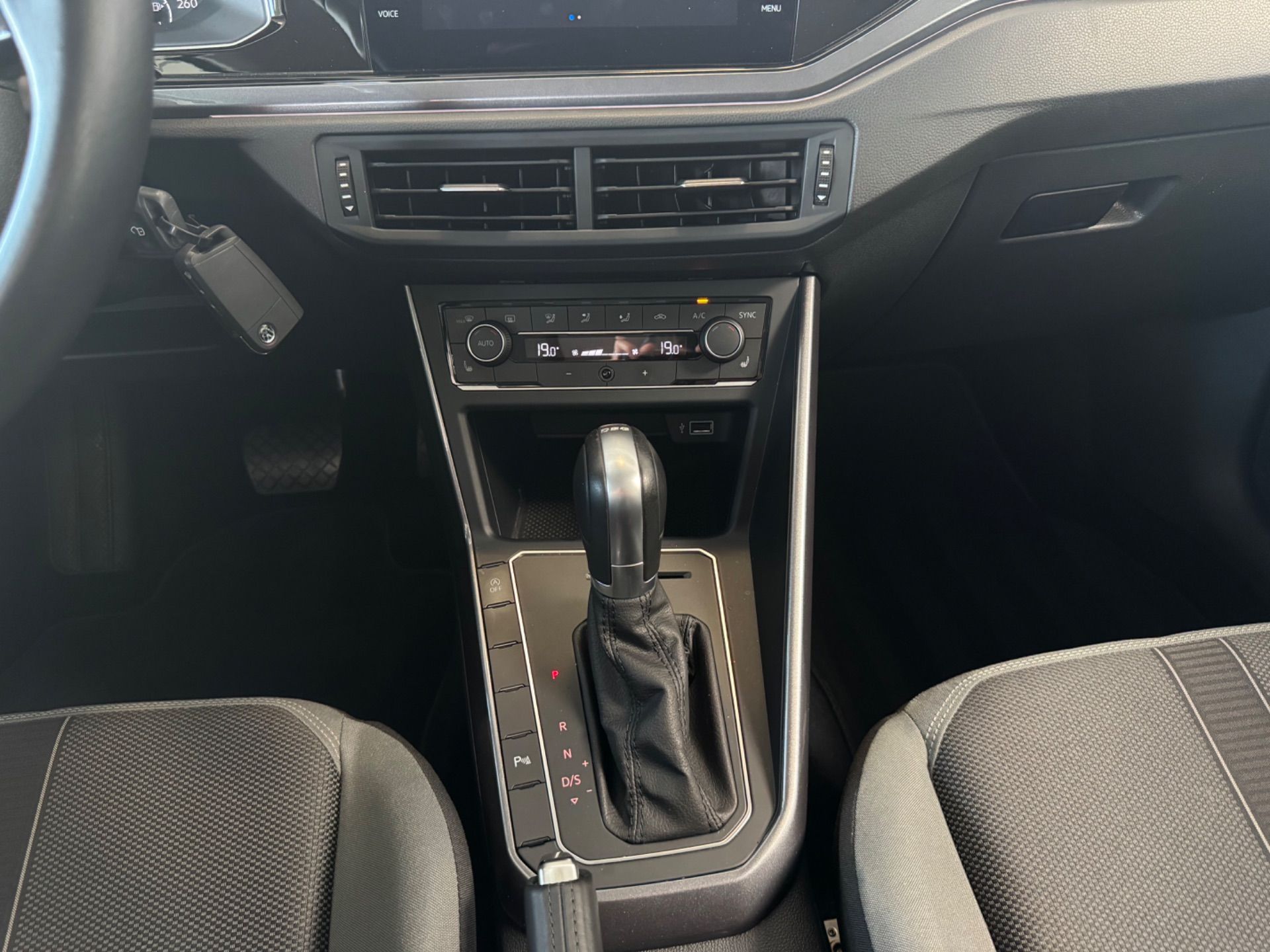 VW Polo 1.0 TSI BMT R-Line Highline DSG-image-18