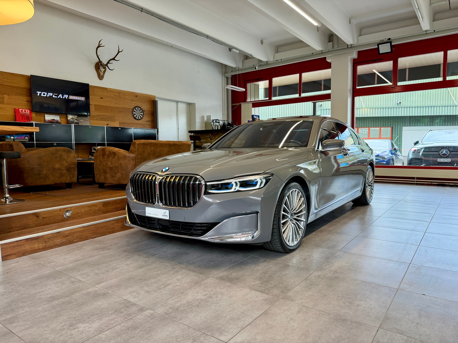 BMW 750i xDrive Steptronic-showroom-element-1