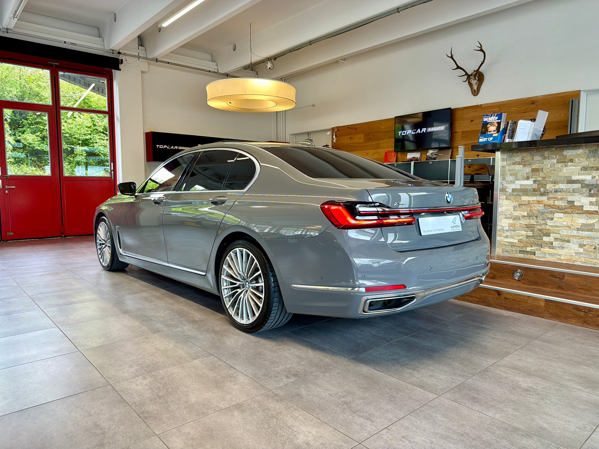 BMW 750i xDrive Steptronic-showroom-element-3