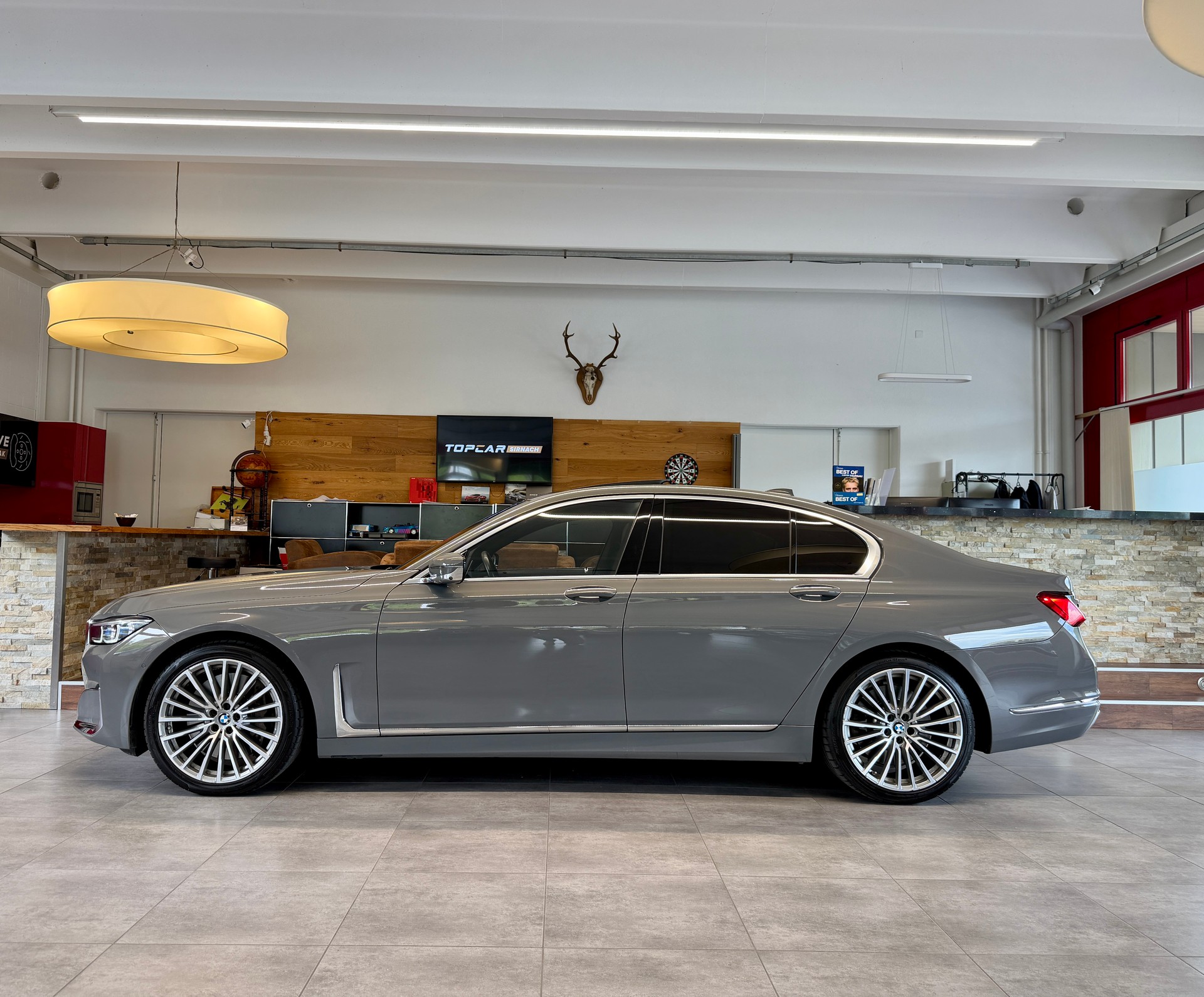 BMW 750i xDrive Steptronic-showroom-element-2