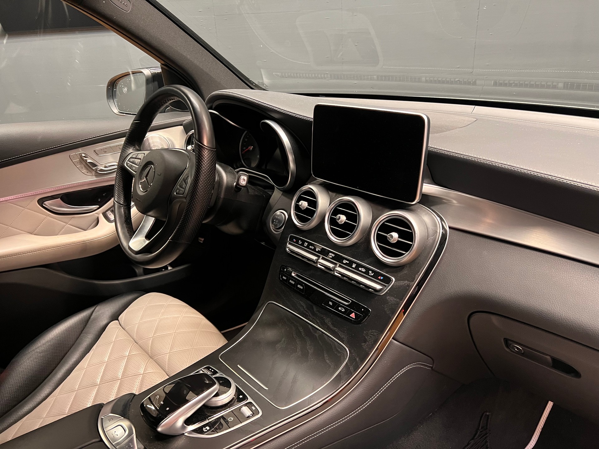 MERCEDES-BENZ GLC 300 4Matic AMG Line 9G-Tronic-image-9