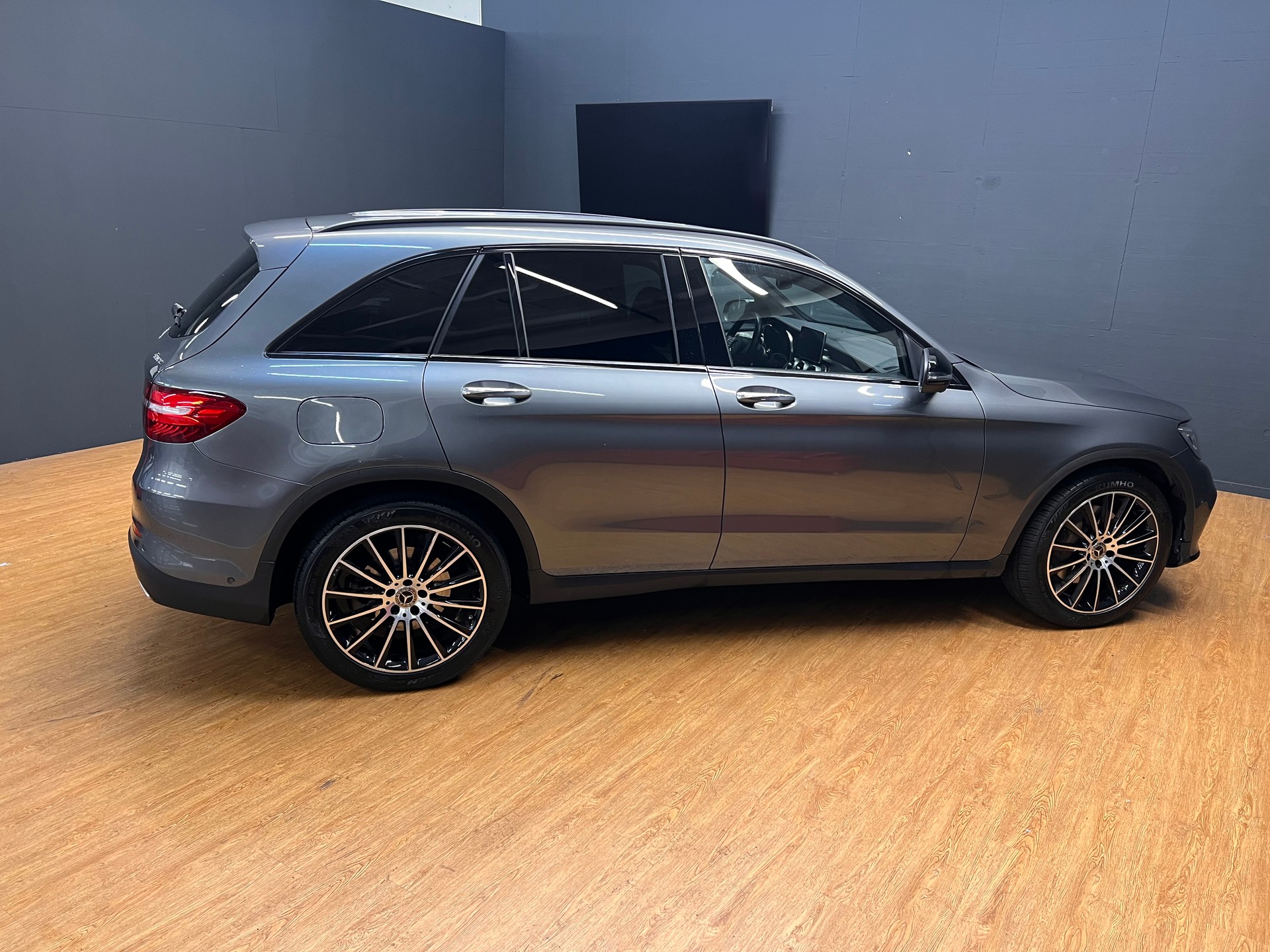 MERCEDES-BENZ GLC 300 4Matic AMG Line 9G-Tronic-image-2