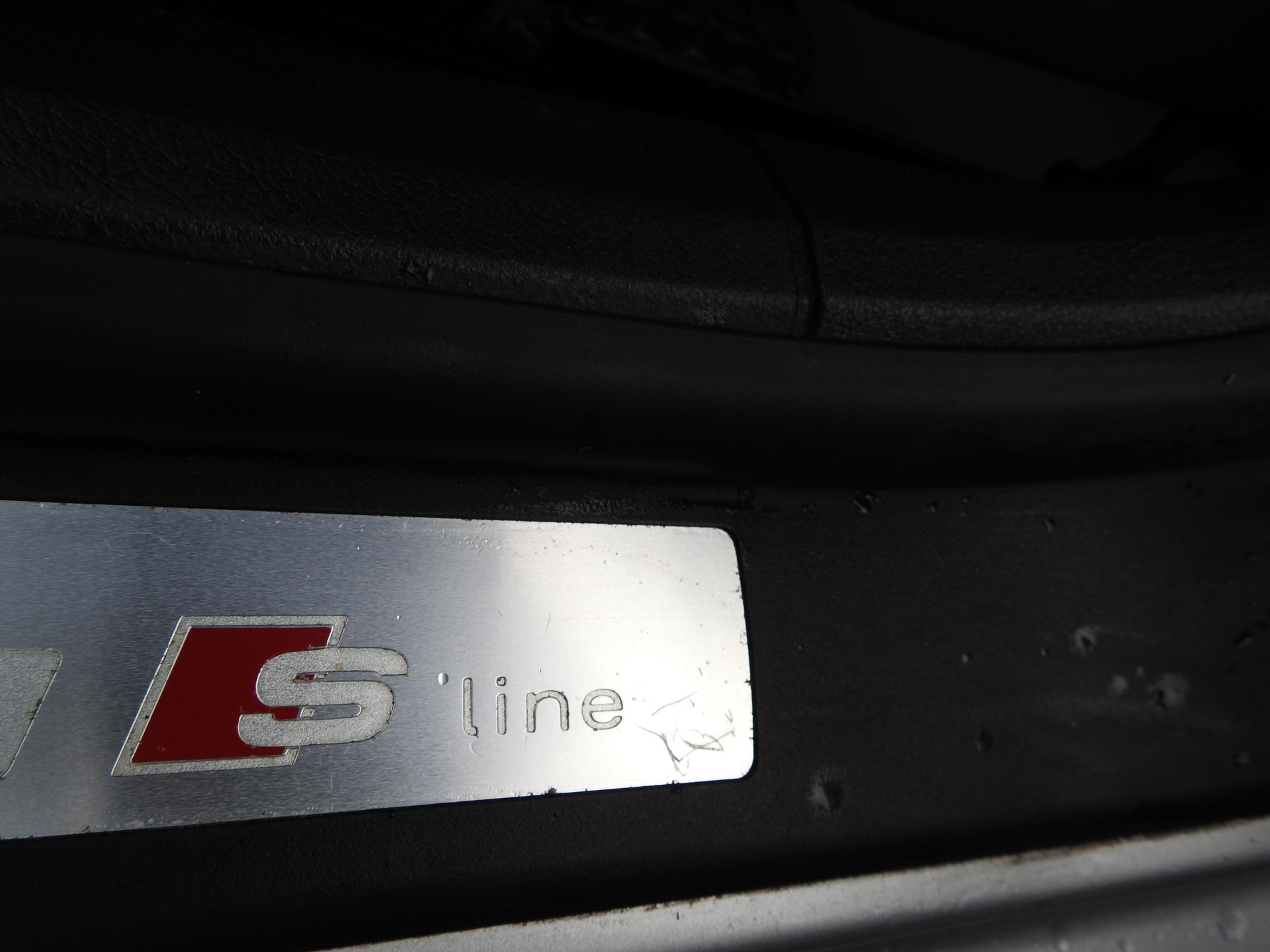 AUDI A4 Avant 2.0 TDI quattro-image-15