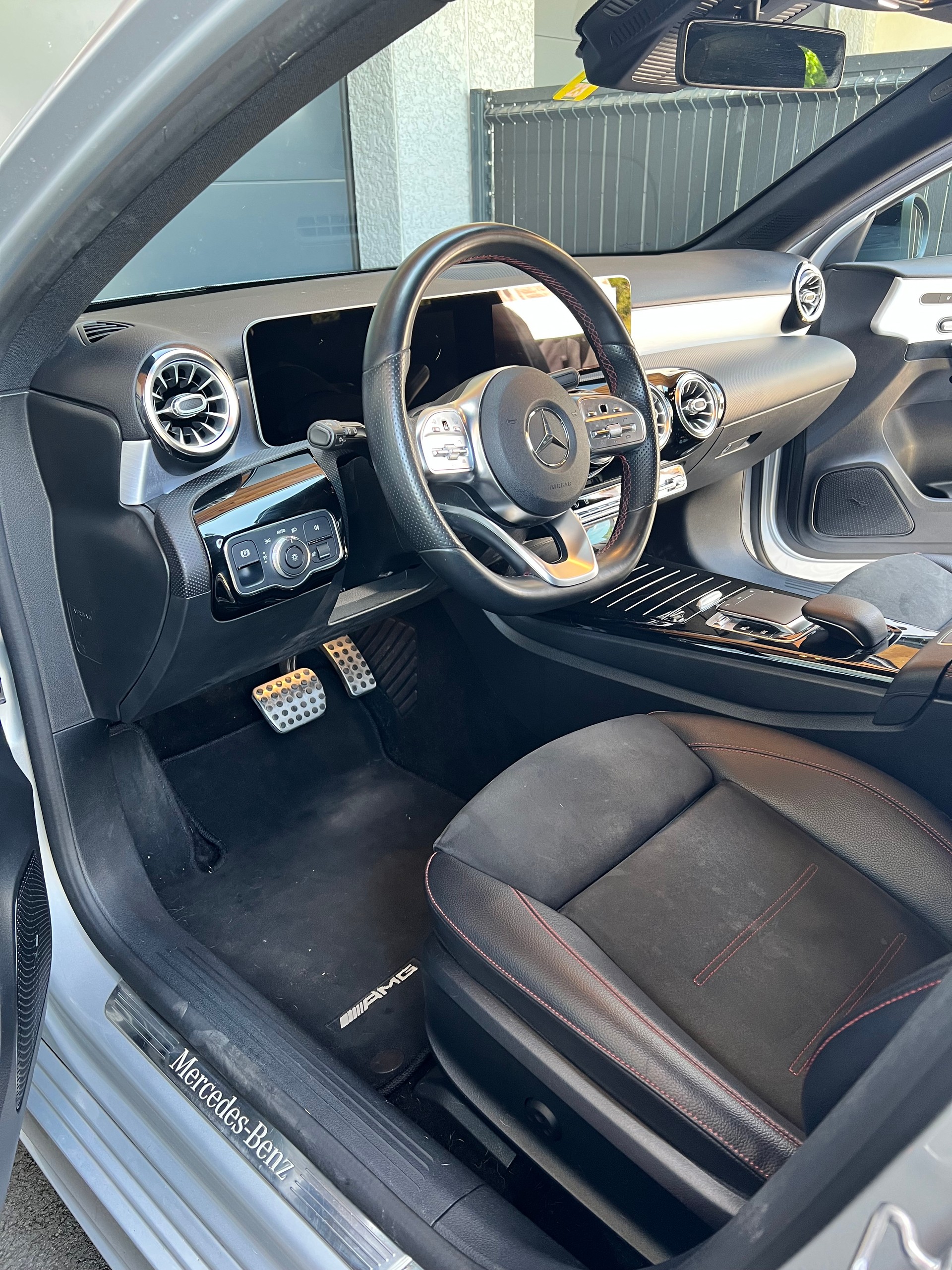 MERCEDES-BENZ A 250 AMG Line-image-3