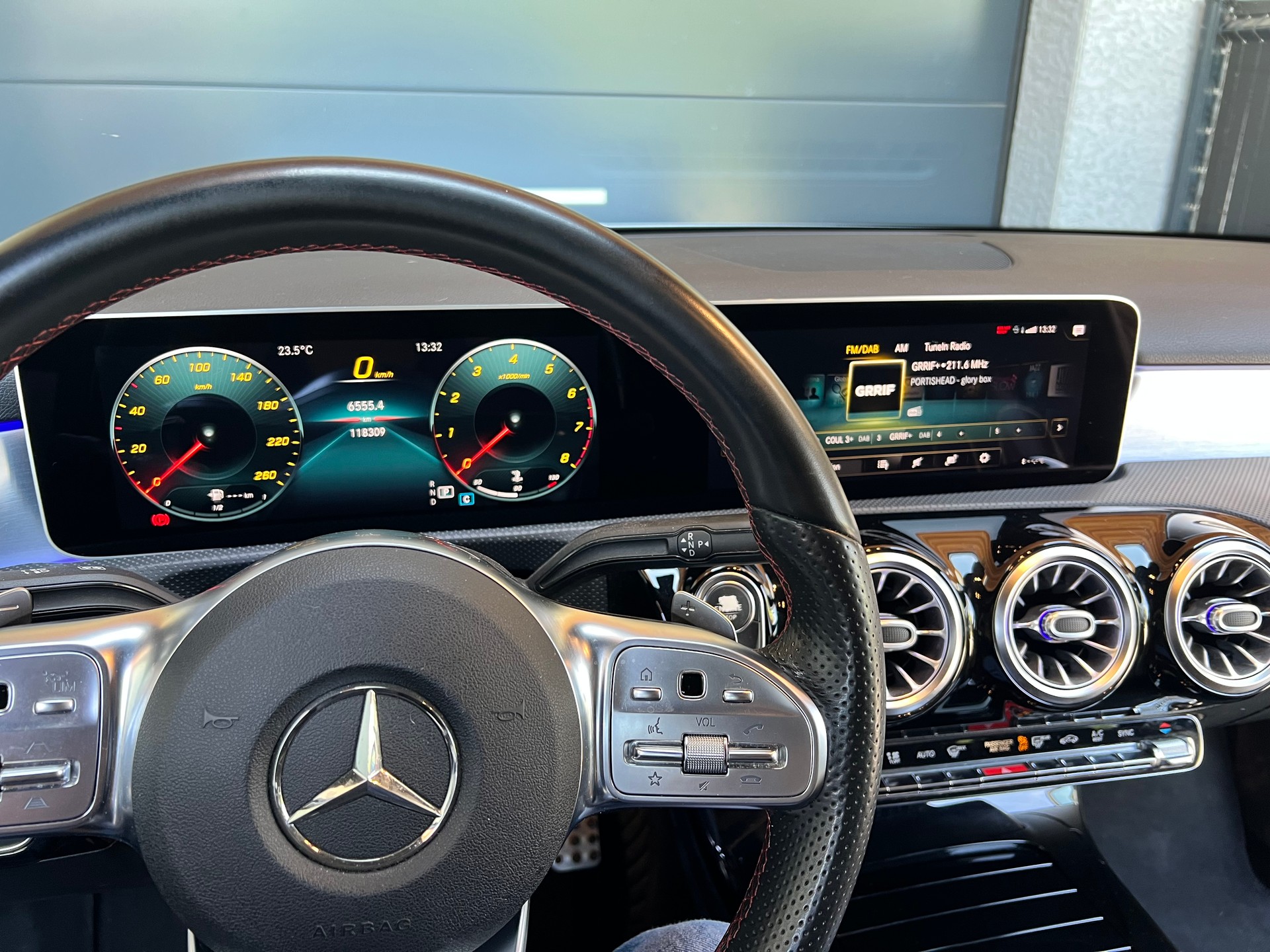 MERCEDES-BENZ A 250 AMG Line-image-4