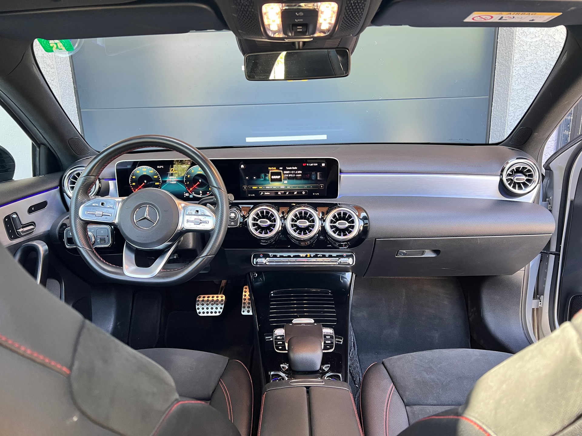 MERCEDES-BENZ A 250 AMG Line-image-5