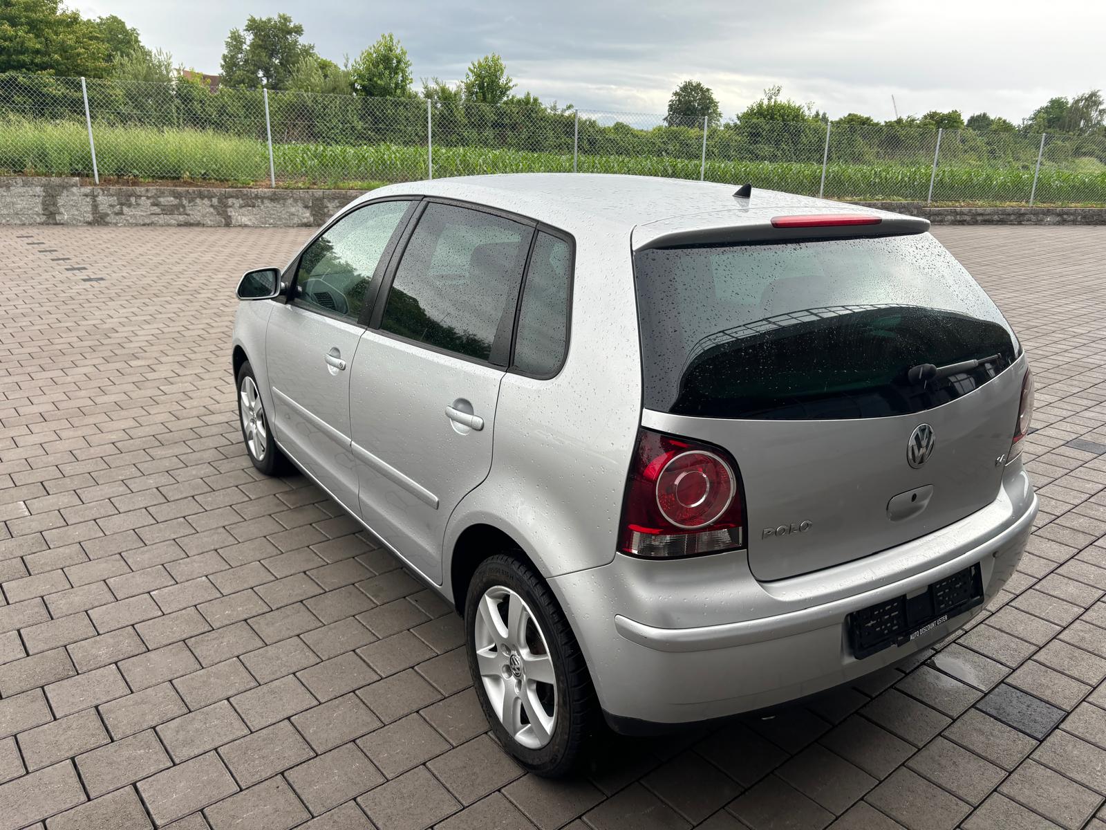 VW Polo 1.4 16V Young&Fresh Automatic-image-6