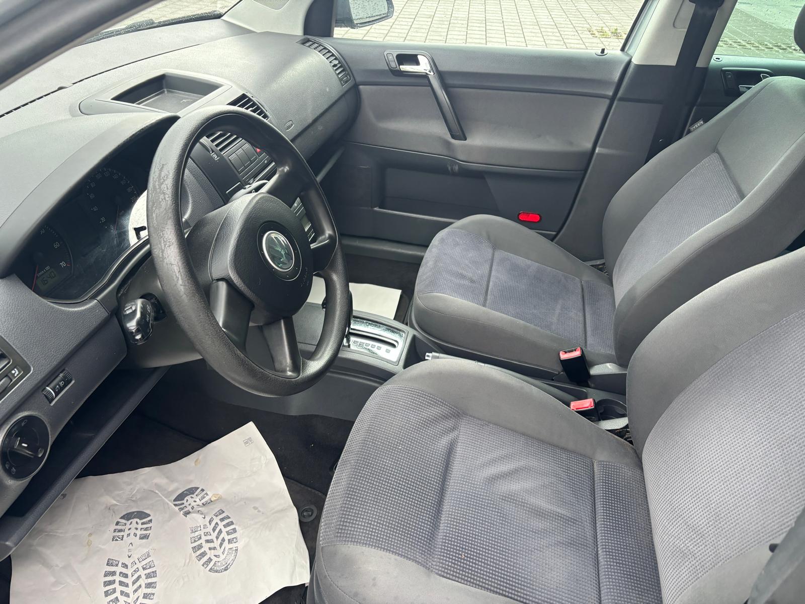 VW Polo 1.4 16V Young&Fresh Automatic-image-9
