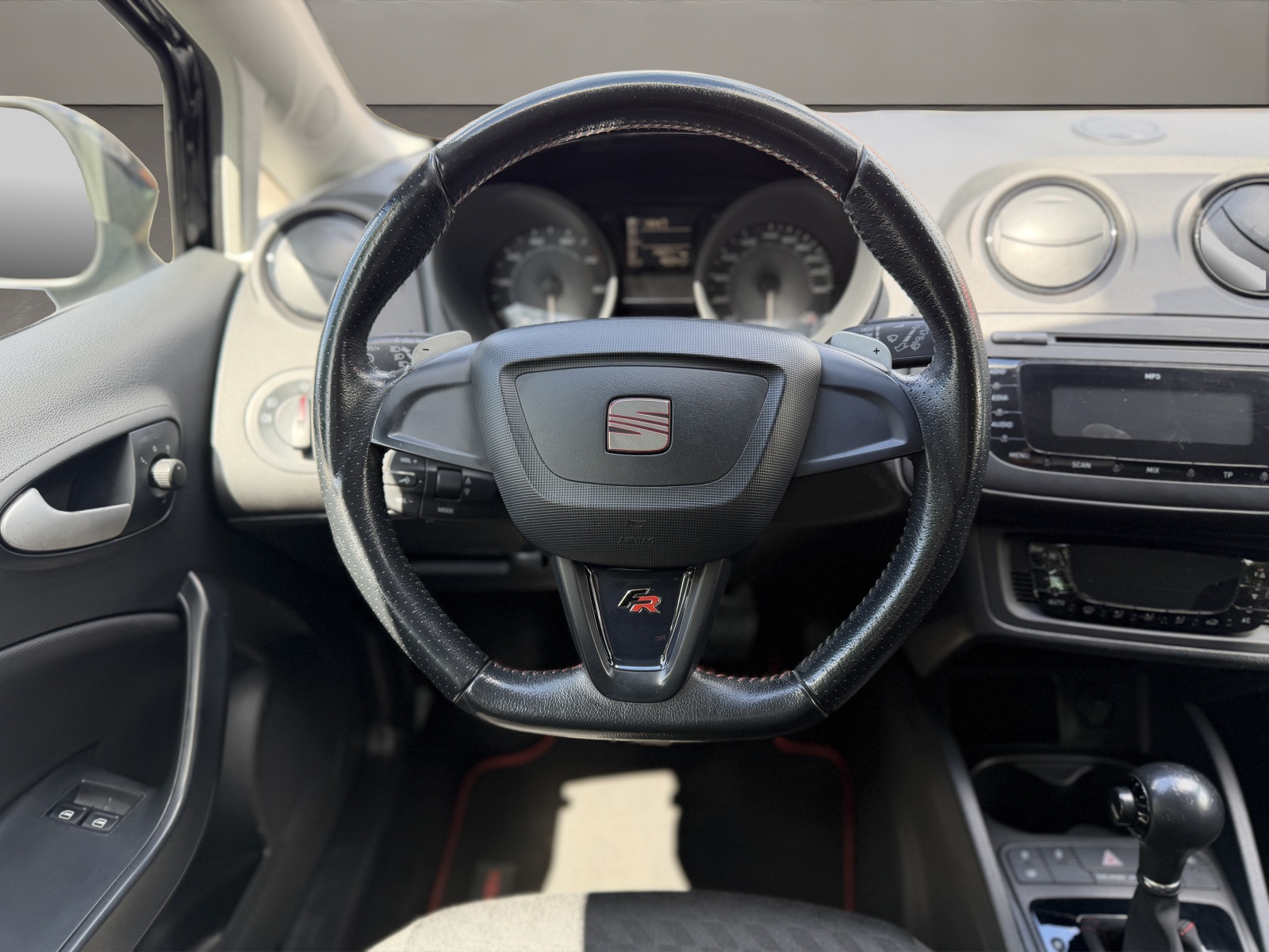 SEAT Ibiza SC 1.4 TSI FR DSG-image-10