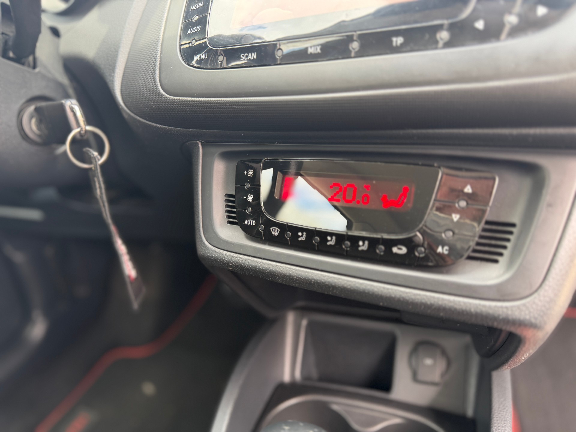 SEAT Ibiza SC 1.4 TSI FR DSG-image-14