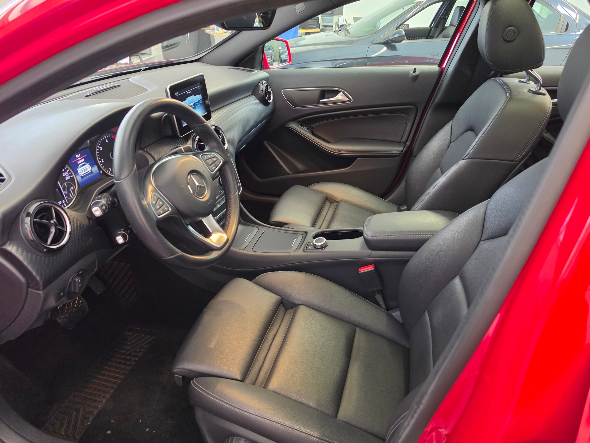 MERCEDES-BENZ GLA 200 CDI Swiss Star Edition 4Matic 7G-DCT-image-3