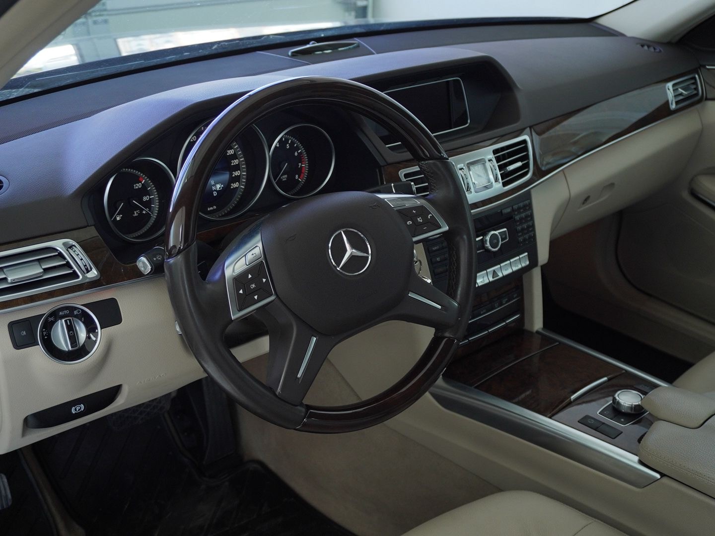 MERCEDES-BENZ E 300 Elégance 4Matic 7G-Tronic-image-2