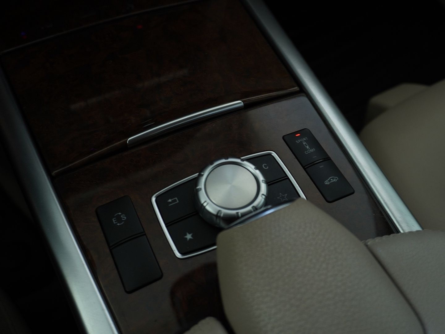 MERCEDES-BENZ E 300 Elégance 4Matic 7G-Tronic-image-8