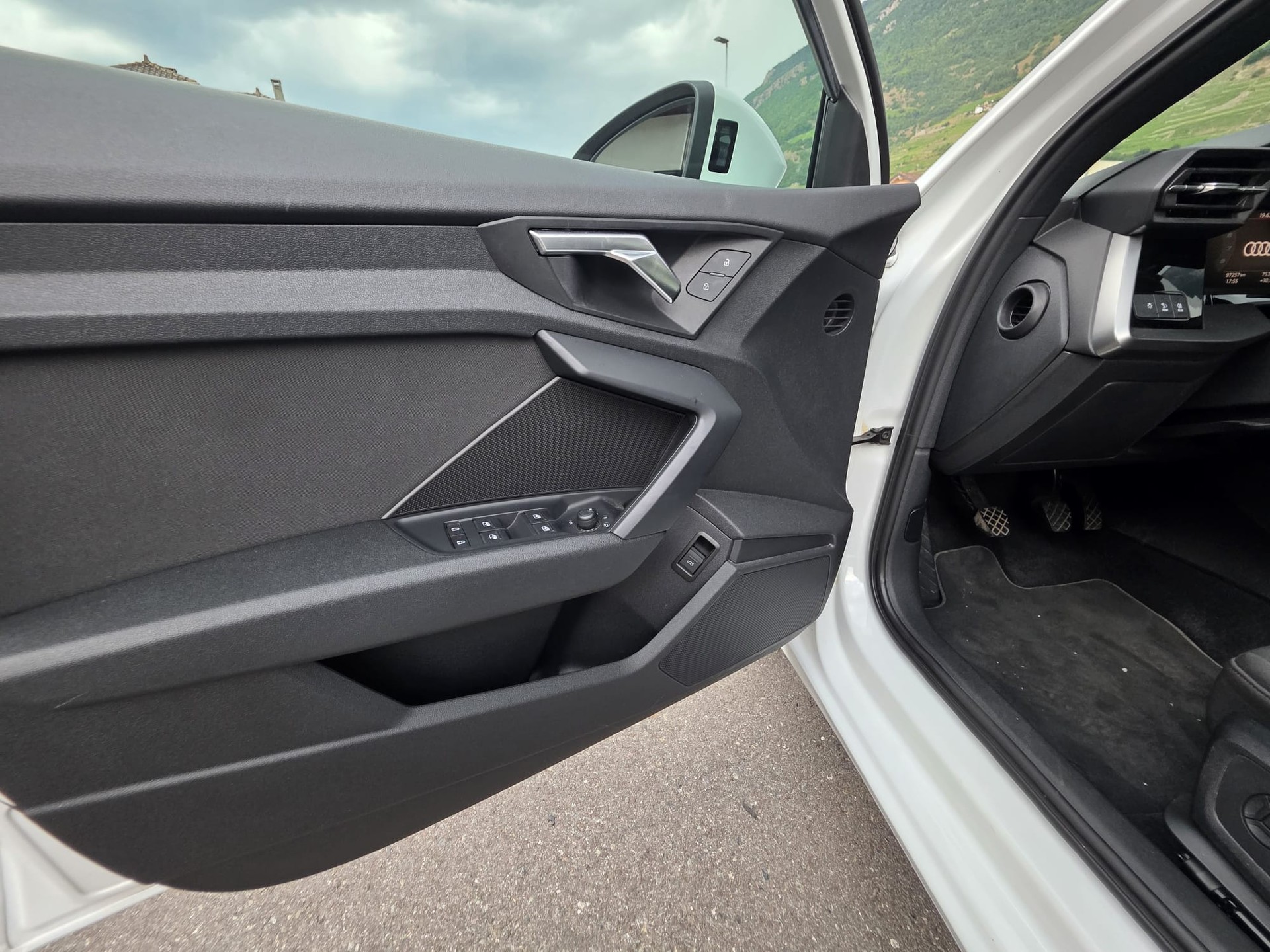 AUDI A3 Sportback 35 TFSI Attraction-image-5