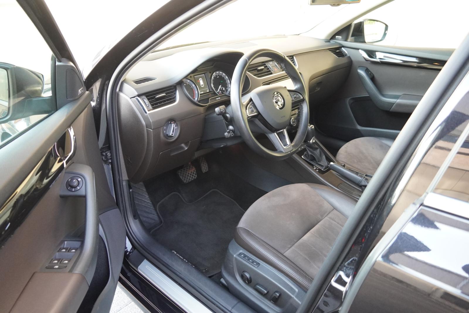 SKODA Octavia Combi 1.8 TSI L&K 4x4 DSG-image-16