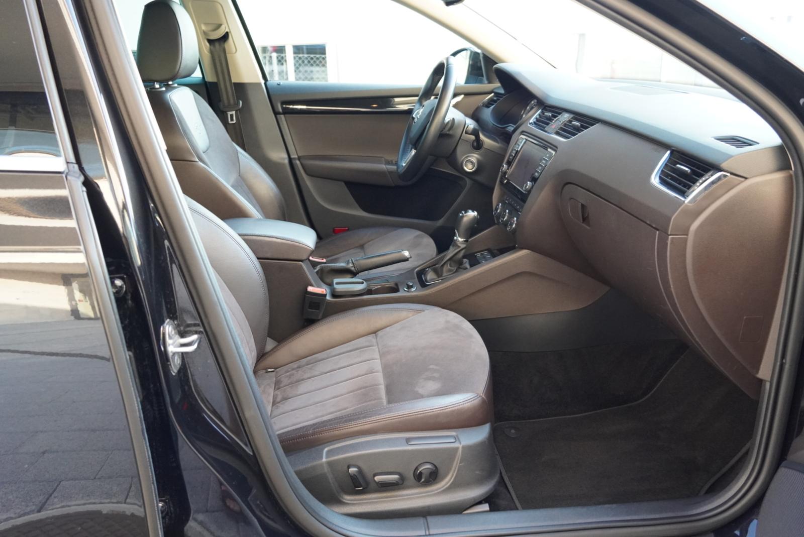 SKODA Octavia Combi 1.8 TSI L&K 4x4 DSG-image-24