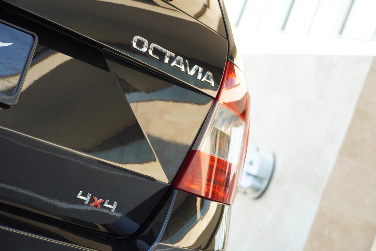 SKODA Octavia Combi 1.8 TSI L&K 4x4 DSG-image-11