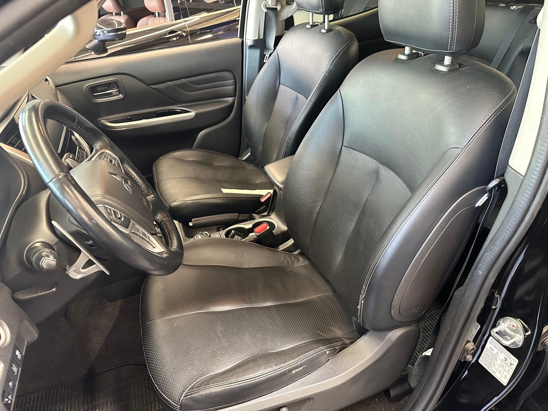 MITSUBISHI L200 D-Cab Pick-up 2.2 DID 4x4 Diamond-image-11
