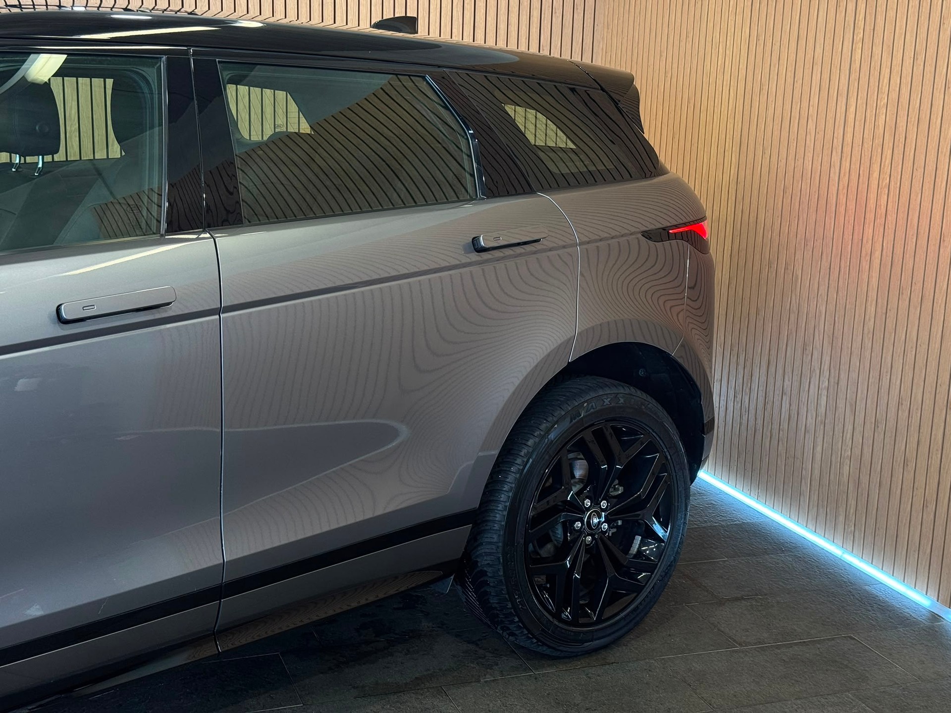 LAND ROVER Range Rover Evoque R-Dynamic D 200 MHEV S AT9-image-3