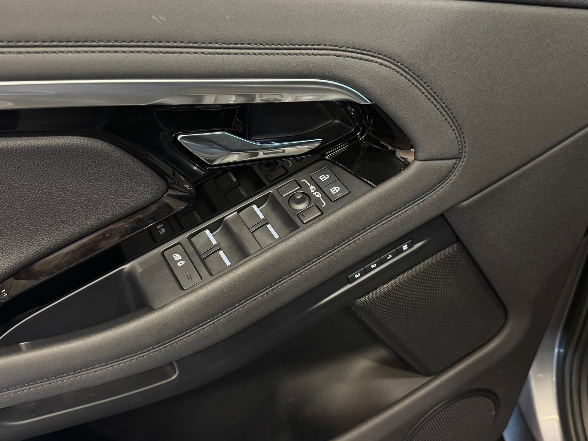 LAND ROVER Range Rover Evoque R-Dynamic D 200 MHEV S AT9-image-10
