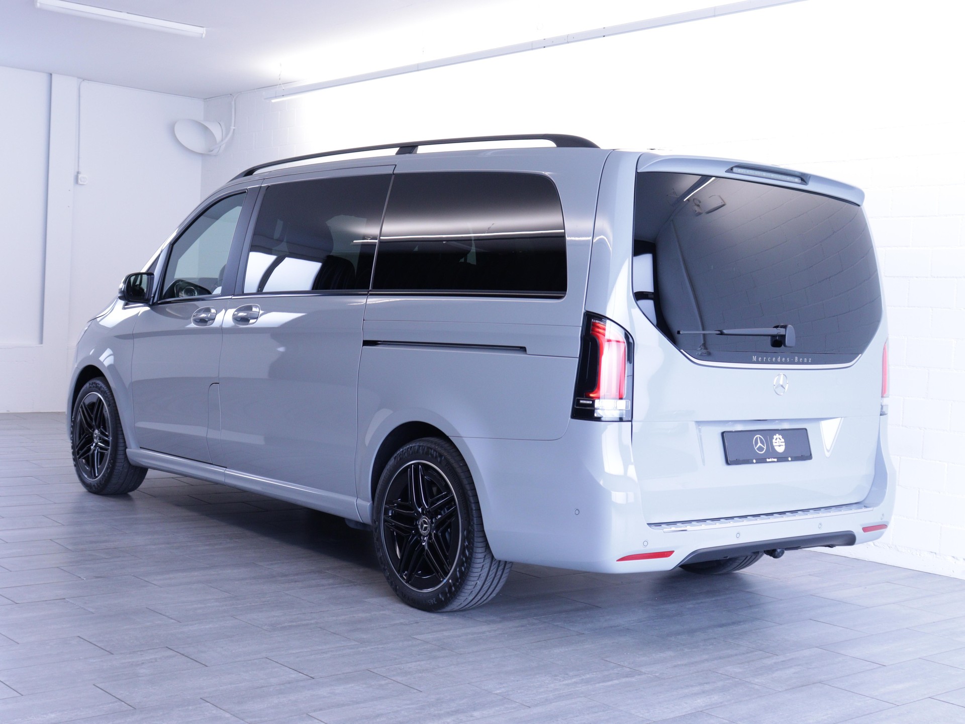 MERCEDES-BENZ V 300 d Swiss Ed. lang 4matic Van-image-3