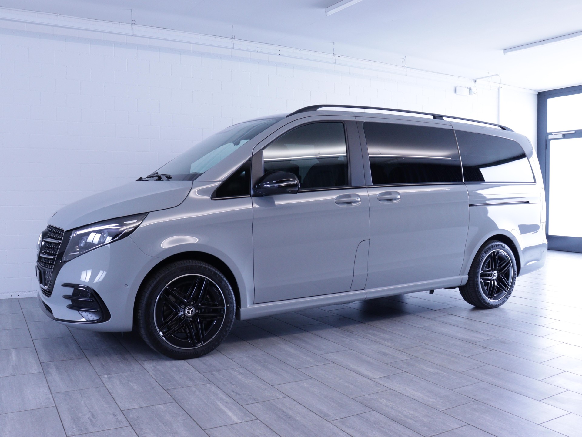 MERCEDES-BENZ V 300 d Swiss Ed. lang 4matic Van-image-1