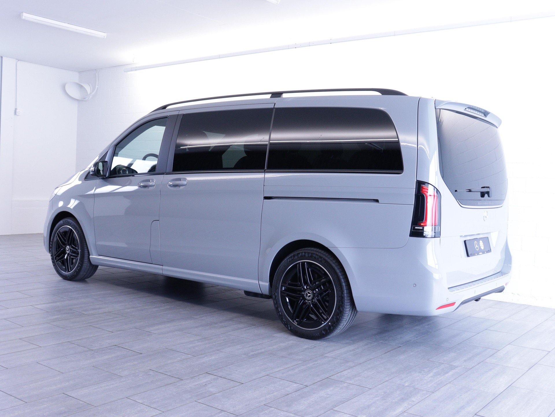 MERCEDES-BENZ V 300 d Swiss Ed. lang 4matic Van-image-2